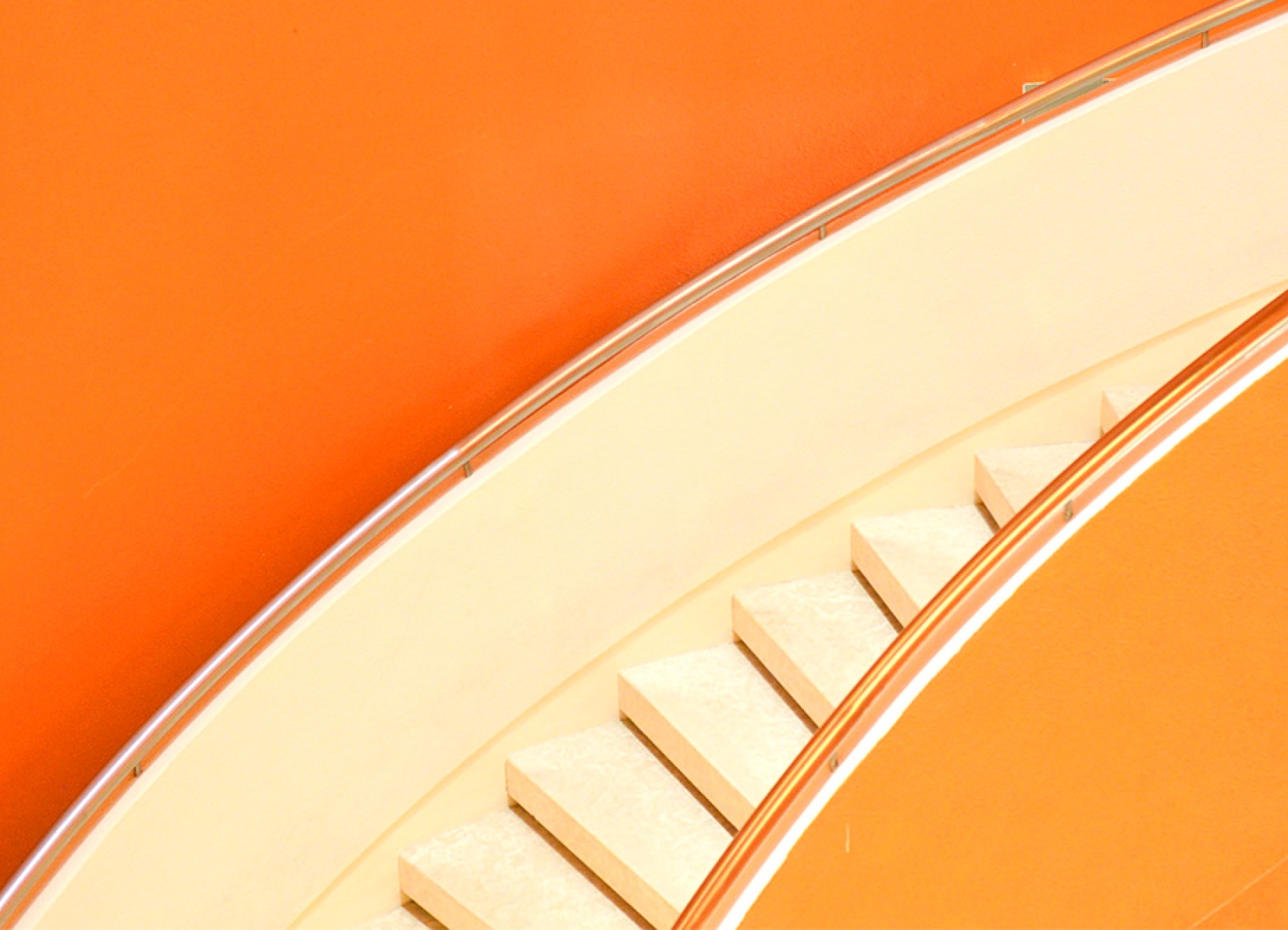 Orange Treppe sinnbildlich für Website Prozess im Sergeant Blog